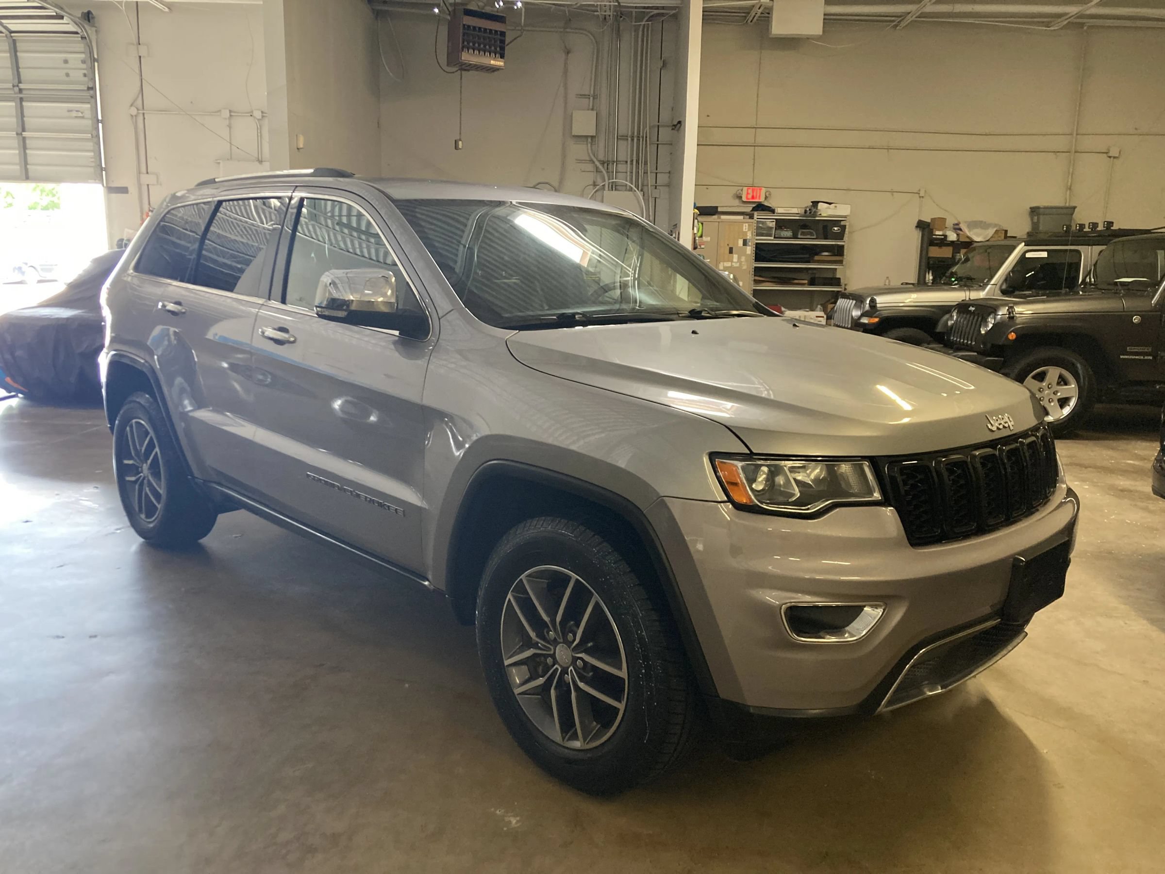 Used 2018 Jeep Grand Cherokee Limited AWD/4WD image 3