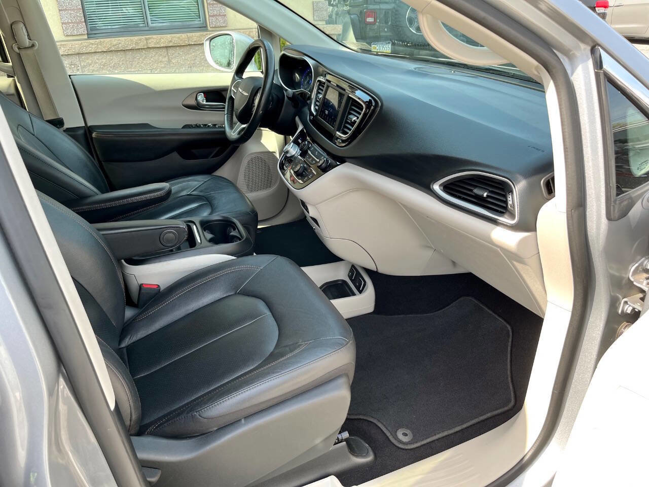 Used 2020 Chrysler Pacifica Touring-L image 8