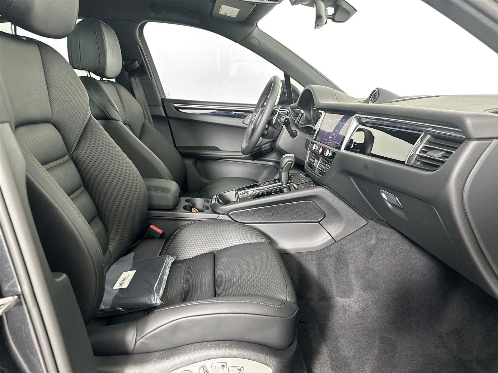 Certified 2026 Porsche Macan Turbo AWD/4WD image 28
