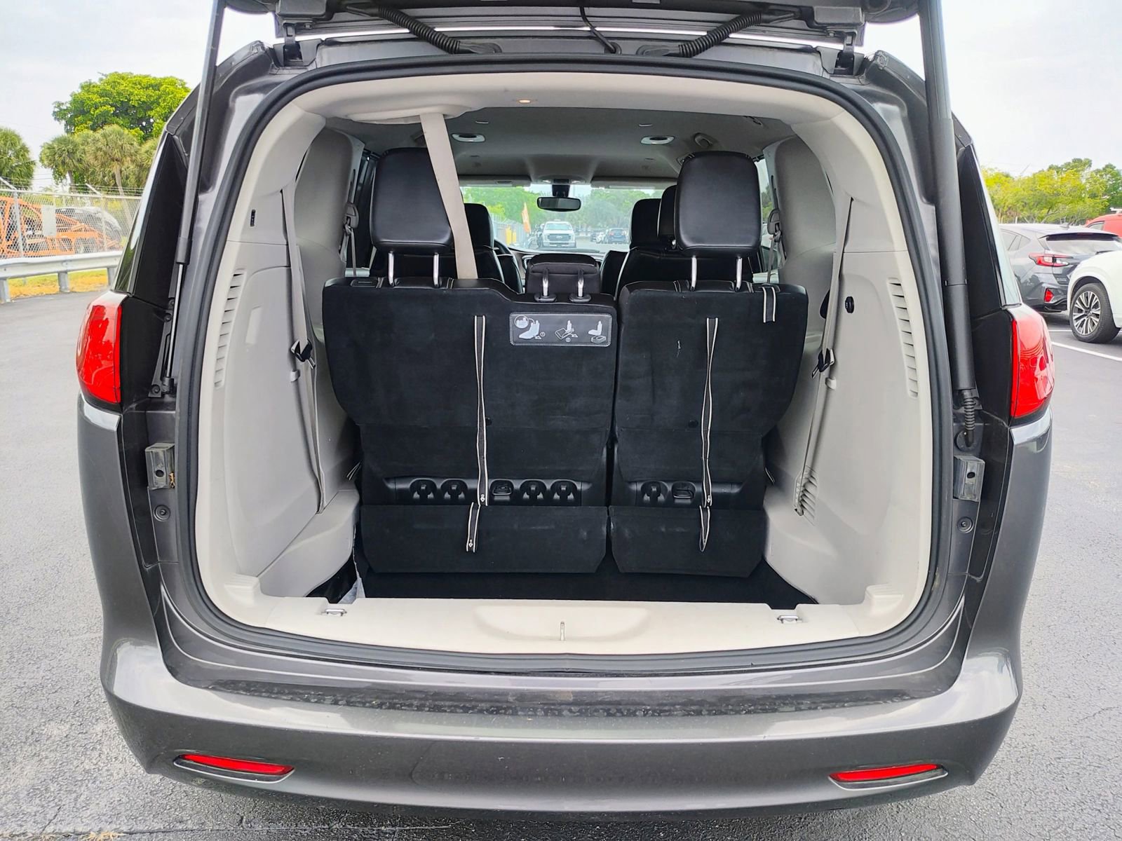 Used 2020 Chrysler Voyager Lxi FWD image 23