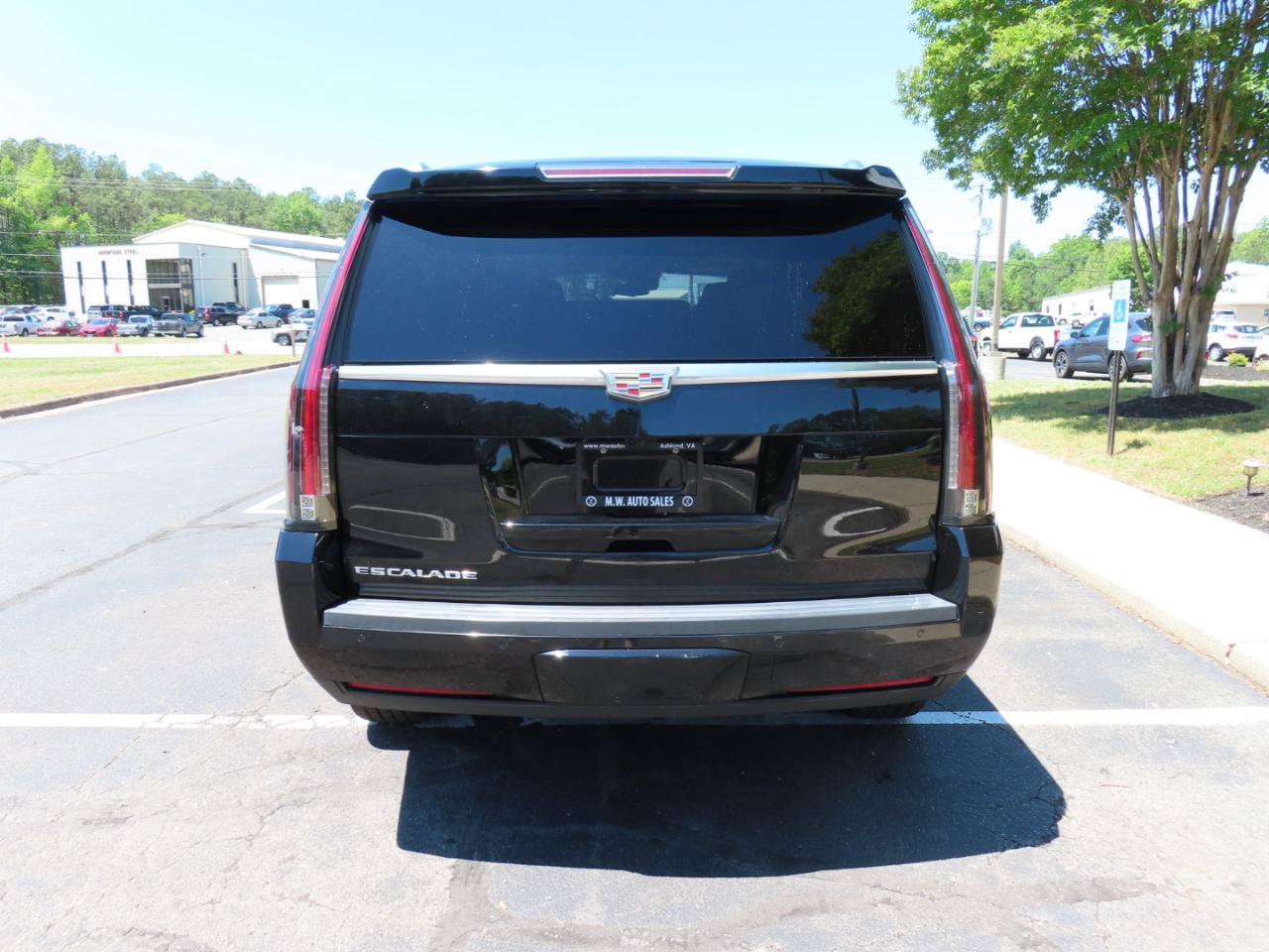 Used 2018 Cadillac Escalade Premium Luxury RWD image 6