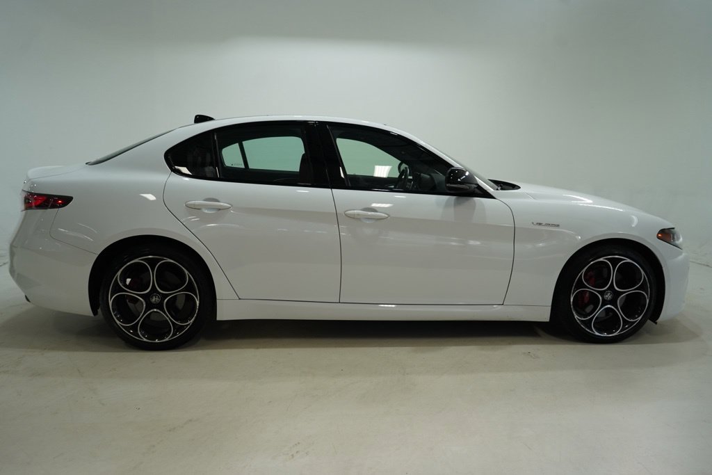 Used 2024 Alfa Romeo Giulia Veloce AWD/4WD image 8