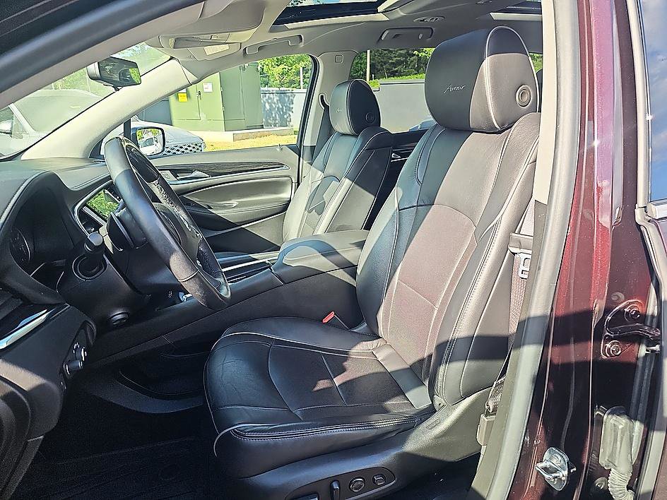 Used 2021 Buick Enclave Avenir w/ Avenir Technology Package image 17