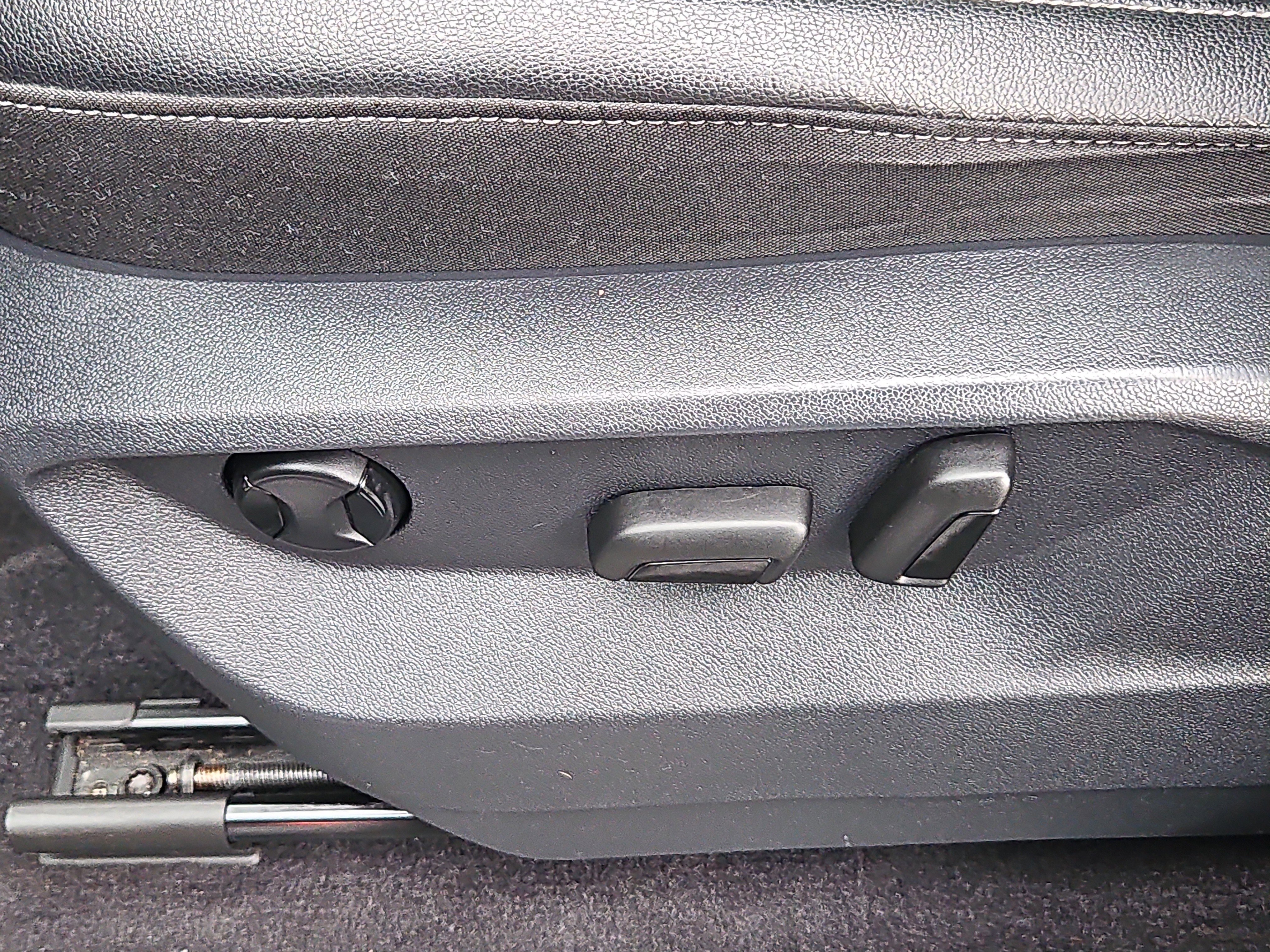 Used 2019 Volkswagen Atlas SE w/ Panoramic Sunroof Package image 16