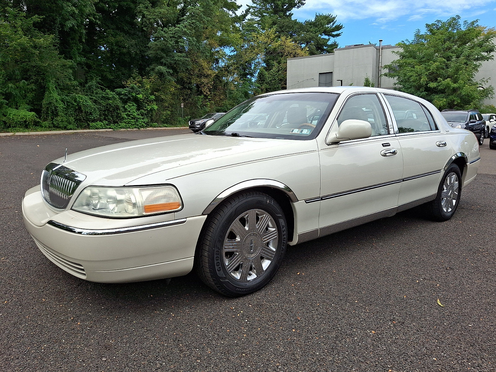 Used 2004 Lincoln Town Car Ultimate RWD image 3