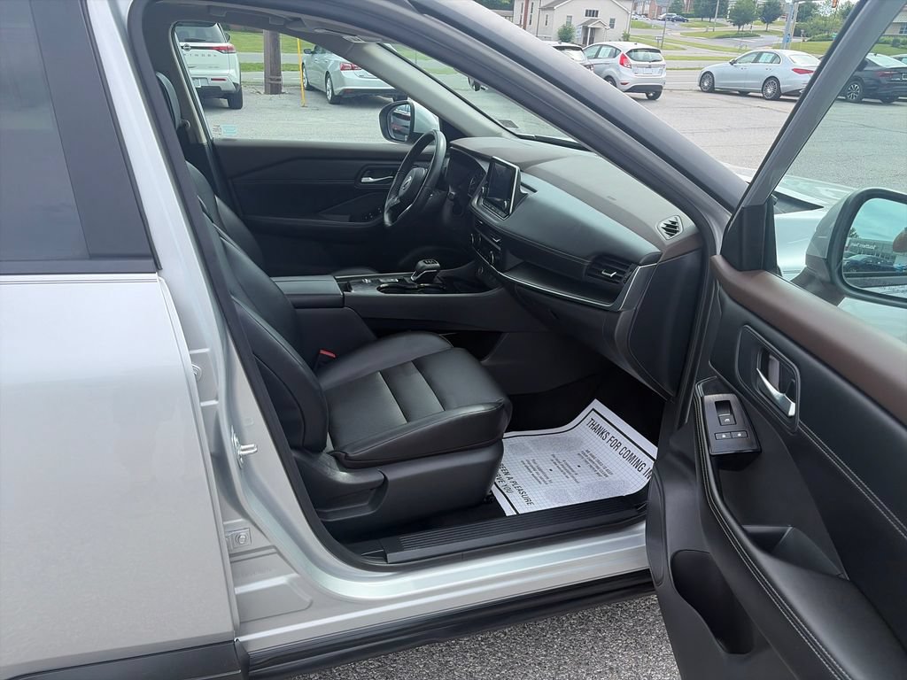 Used 2023 Nissan Rogue SV w/ SV Premium B Package FWD image 33