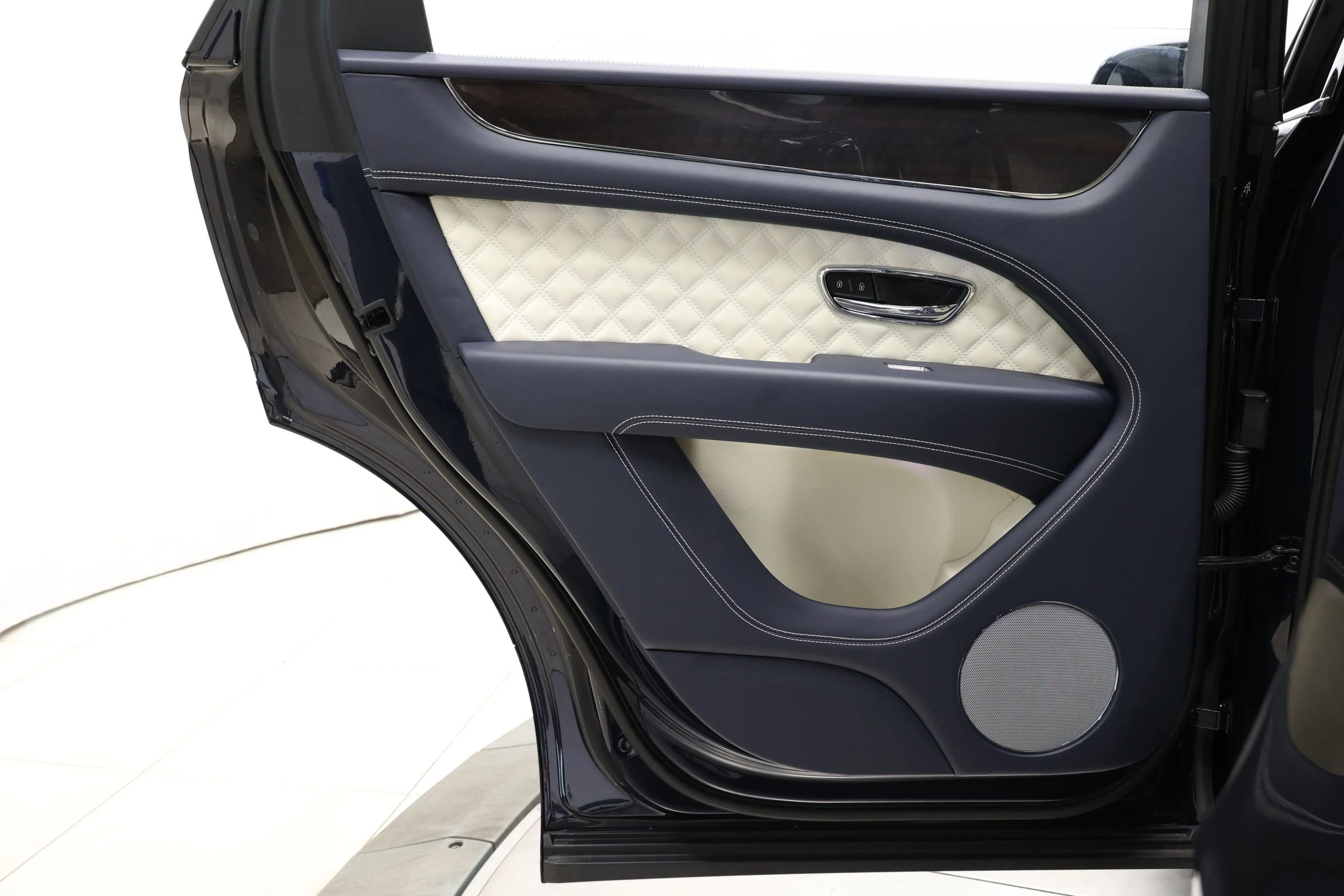 Used 2022 Bentley Bentayga image 64