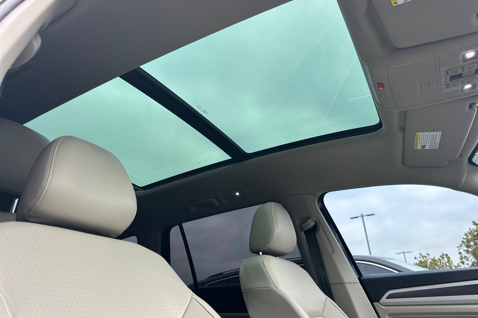 Used 2023 Volkswagen Atlas SE w/ Panoramic Sunroof Package FWD image 18