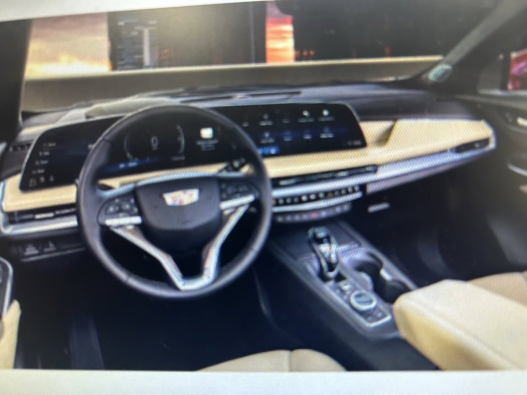 Used 2024 Cadillac XT4 Premium Luxury image 5