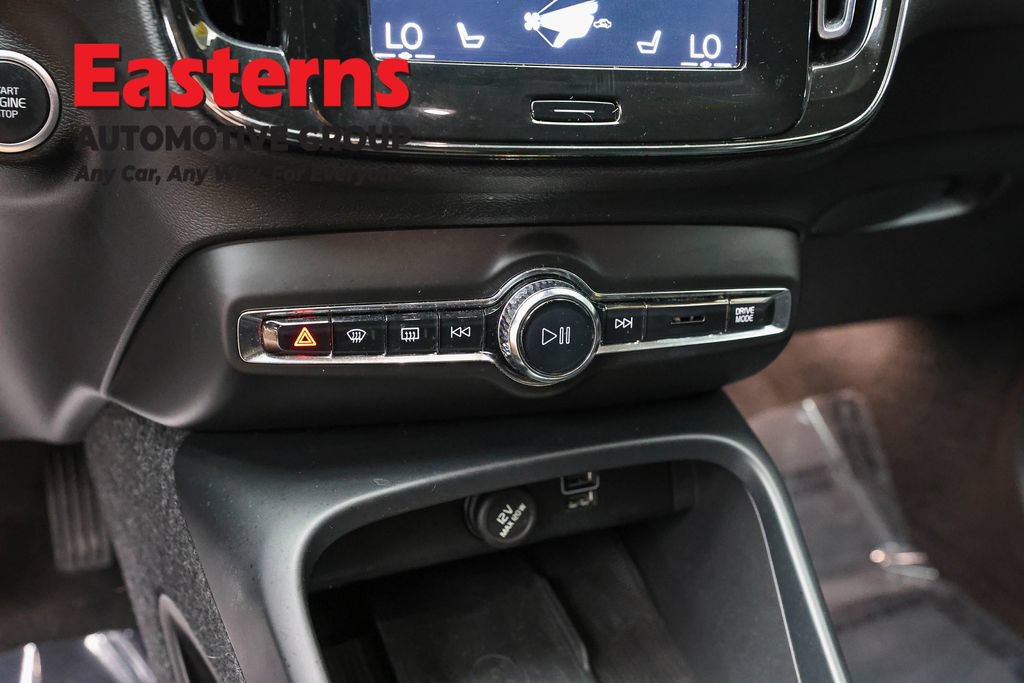 Used 2022 Volvo XC40 T5 Momentum AWD/4WD image 19