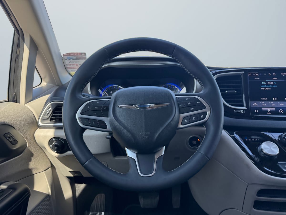 Used 2023 Chrysler Pacifica Touring-L FWD image 11