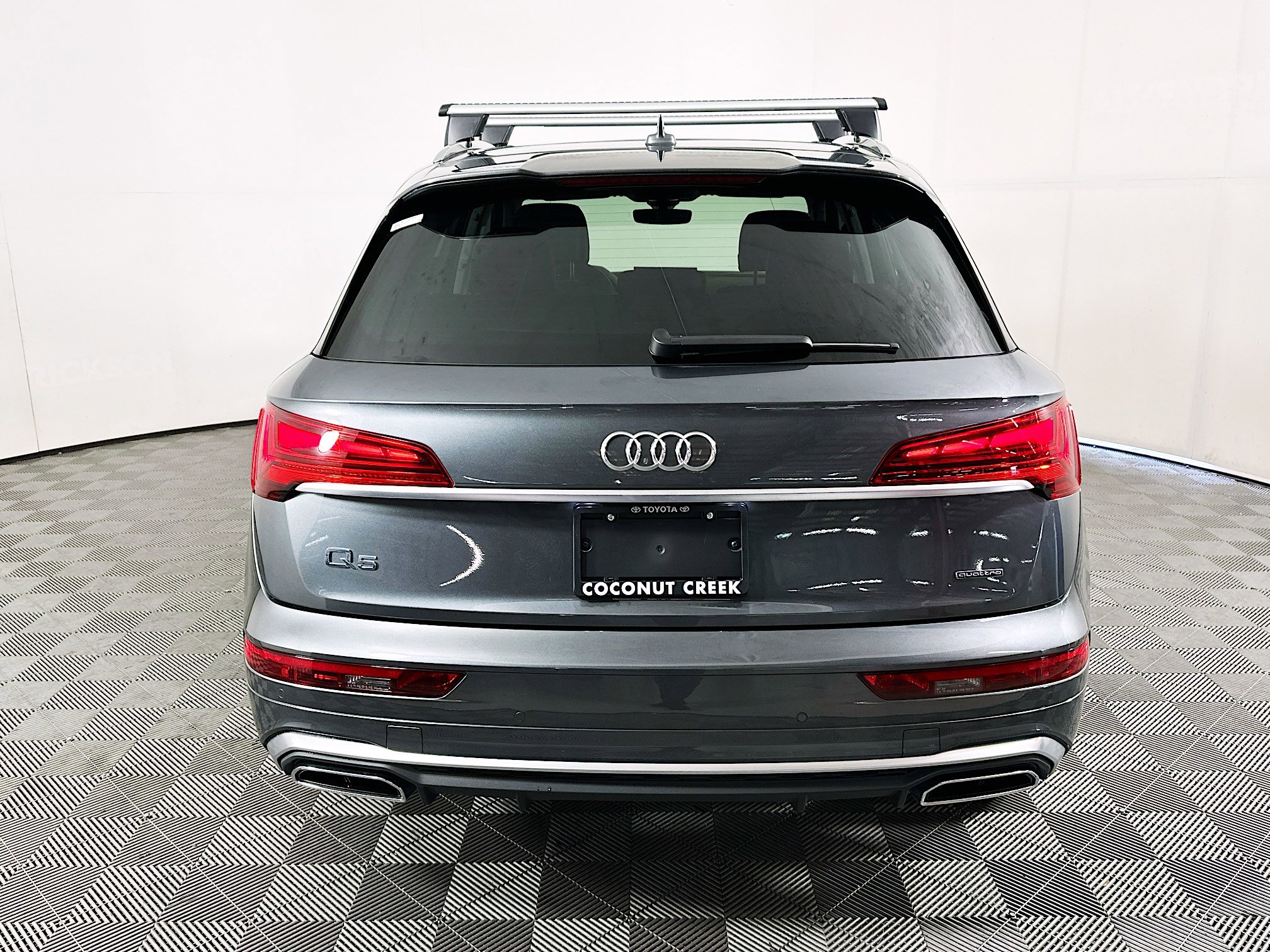 Used 2024 Audi Q5 e Premium Plus w/ Premium Plus Package image 4