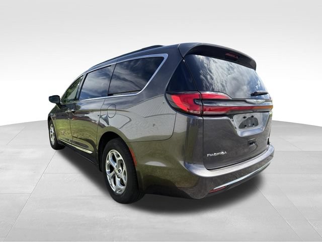 Used 2023 Chrysler Pacifica Limited FWD image 2