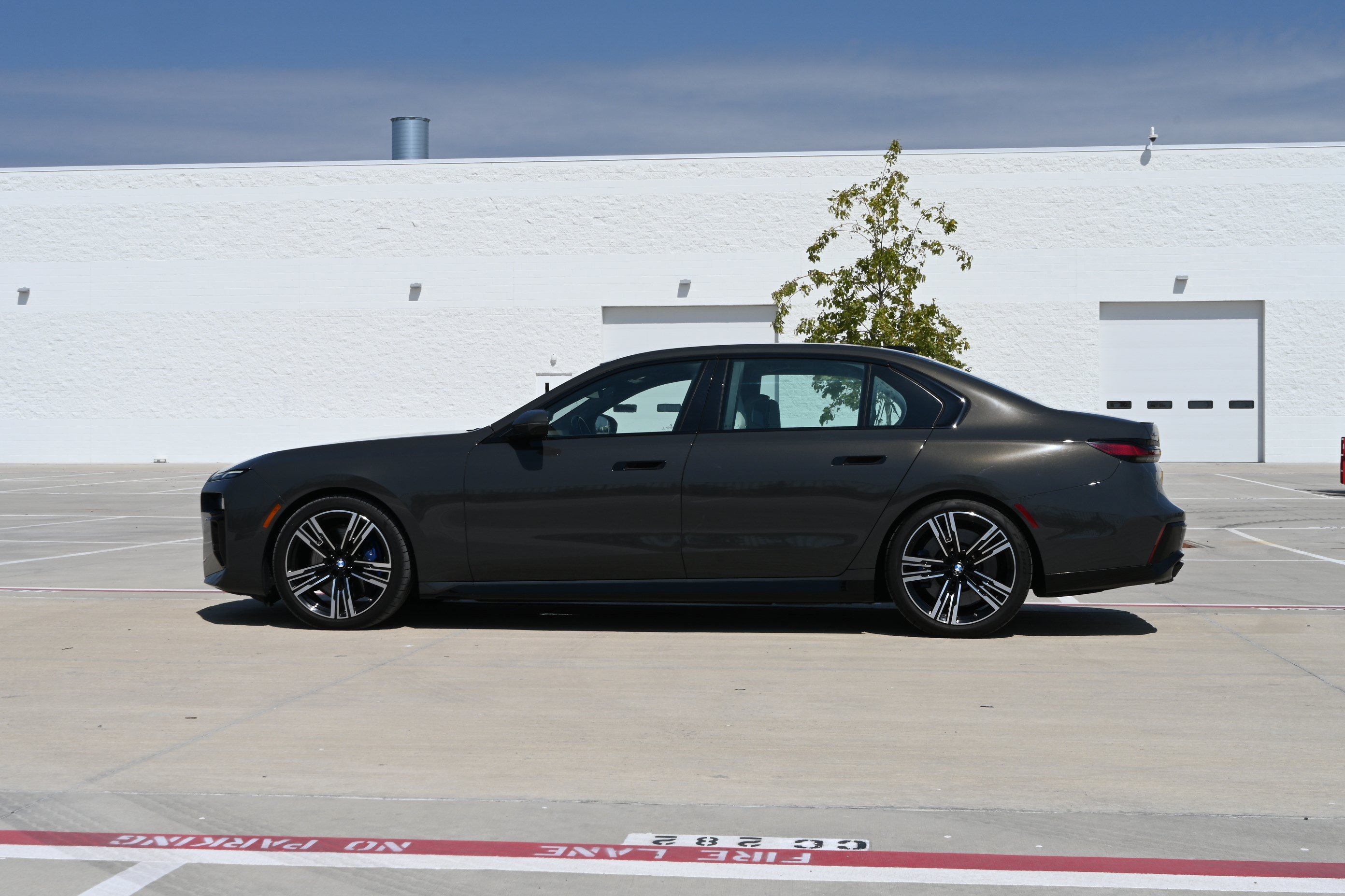 Certified 2023 BMW 760i xDrive w/ Luxury Rear Seating Package AWD/4WD image 6