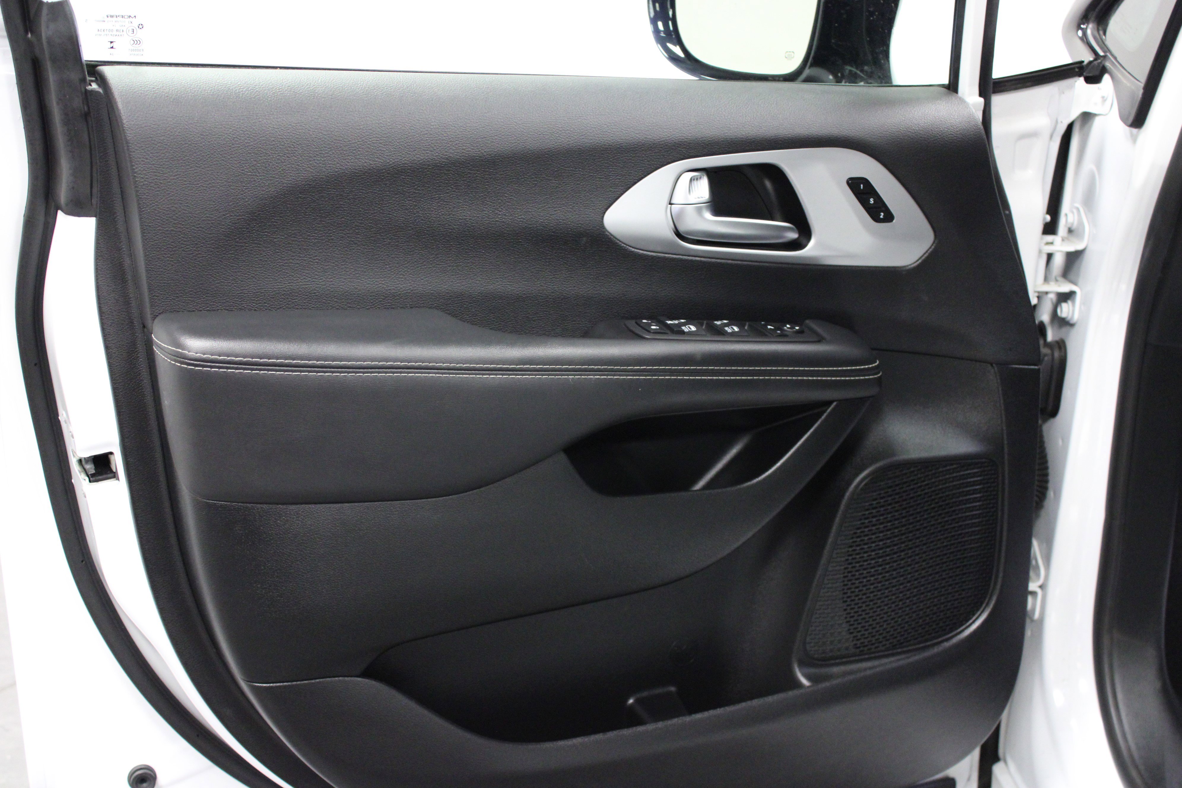 Used 2025 Chrysler Pacifica Limited FWD image 11