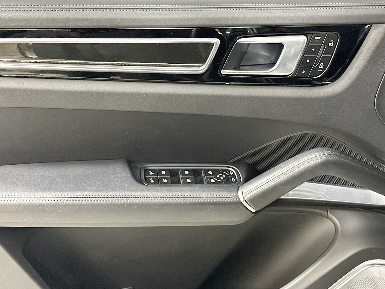 Certified 2023 Porsche Cayenne Turbo AWD/4WD image 11