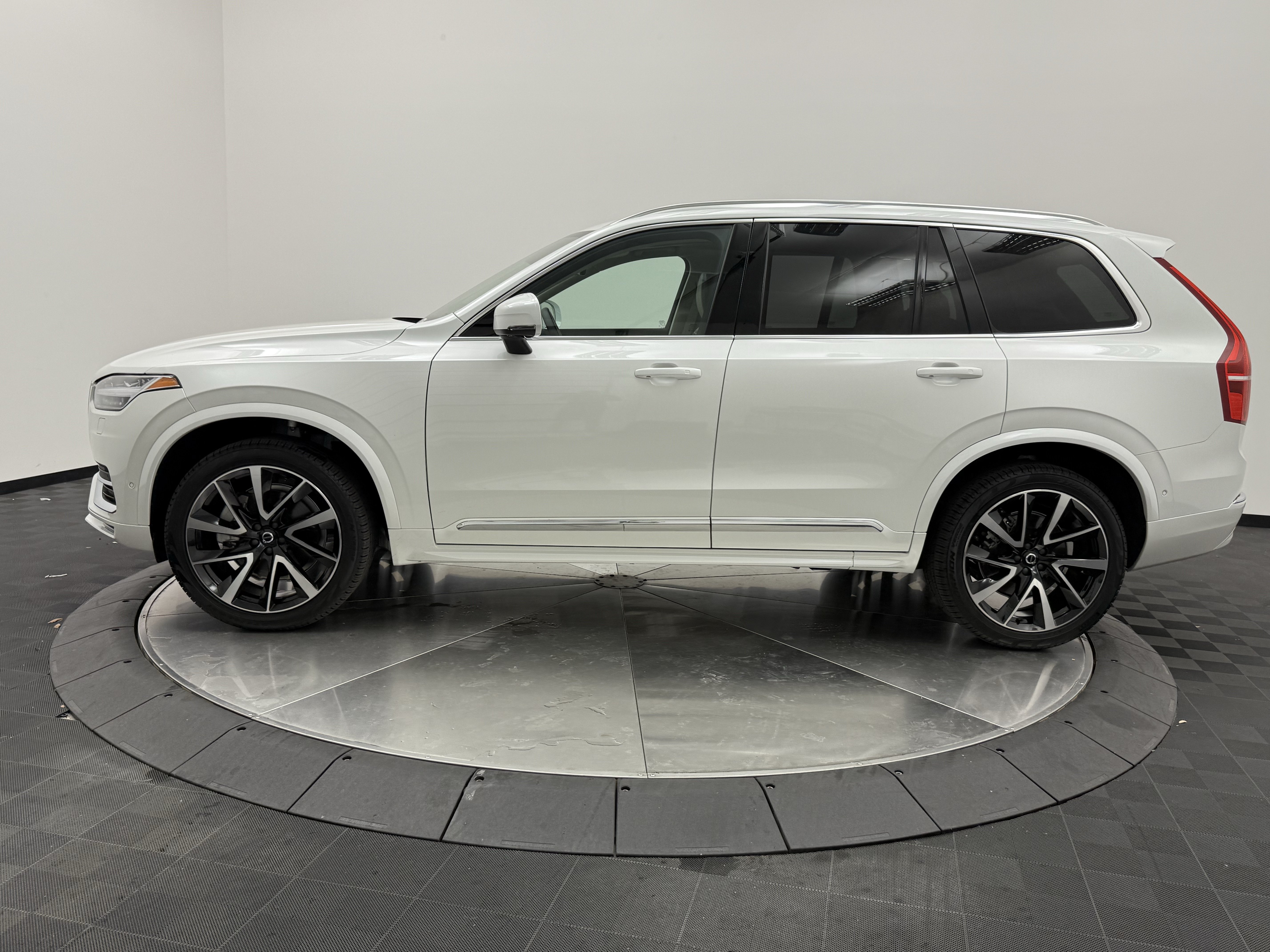 Certified 2025 Volvo XC90 B5 Plus w/ Protection Package Premier AWD/4WD image 4