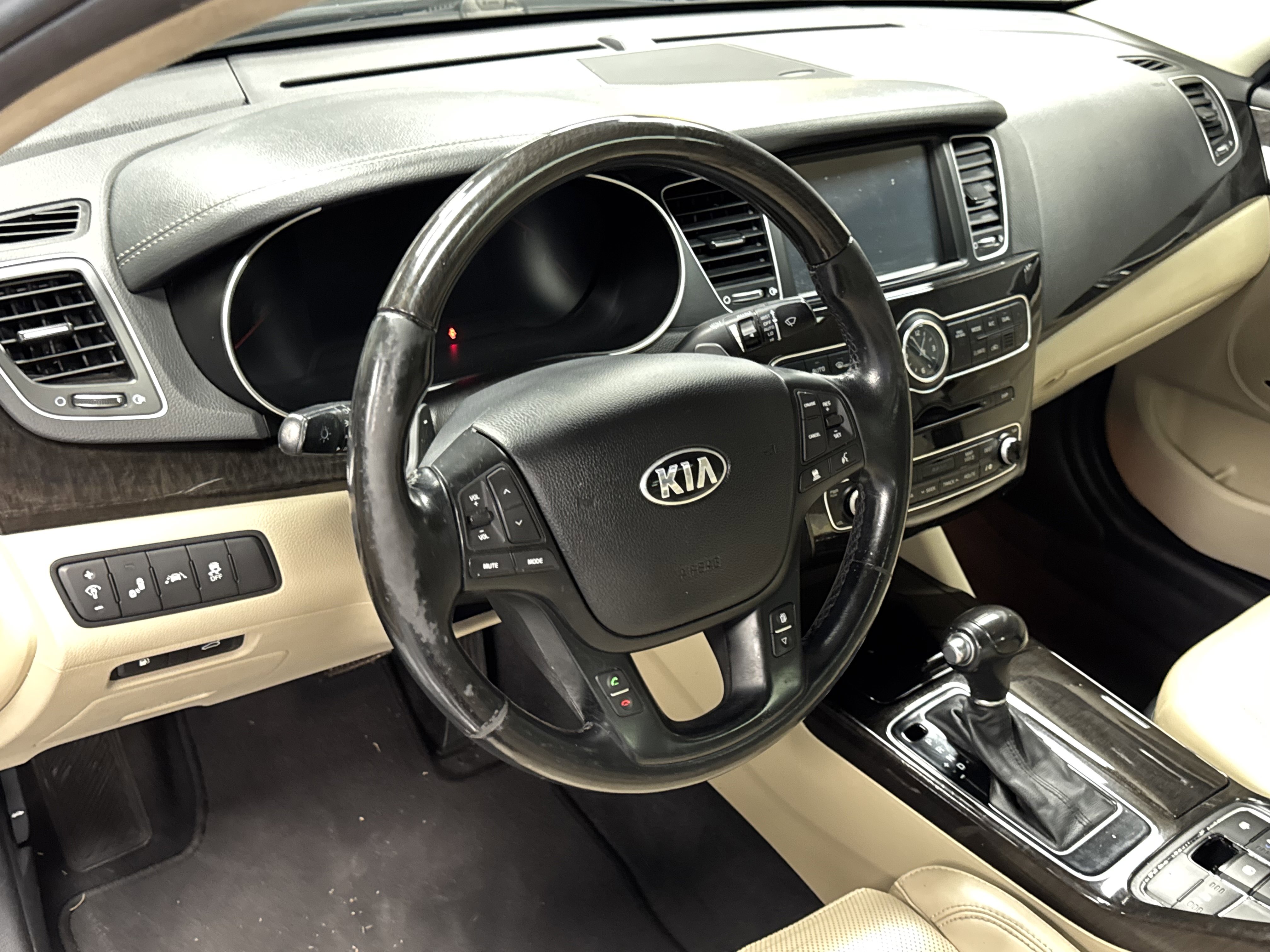 Used 2015 Kia Cadenza Premium w/ Technology Package FWD image 10