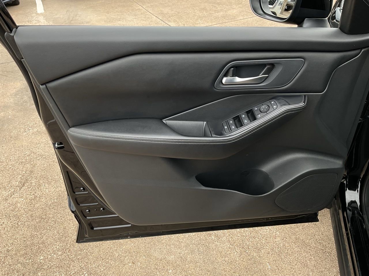 Used 2025 Nissan Rogue SV FWD image 12