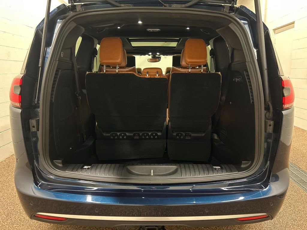 Used 2024 Chrysler Pacifica Pinnacle w/ Trailer Tow Group AWD/4WD image 17