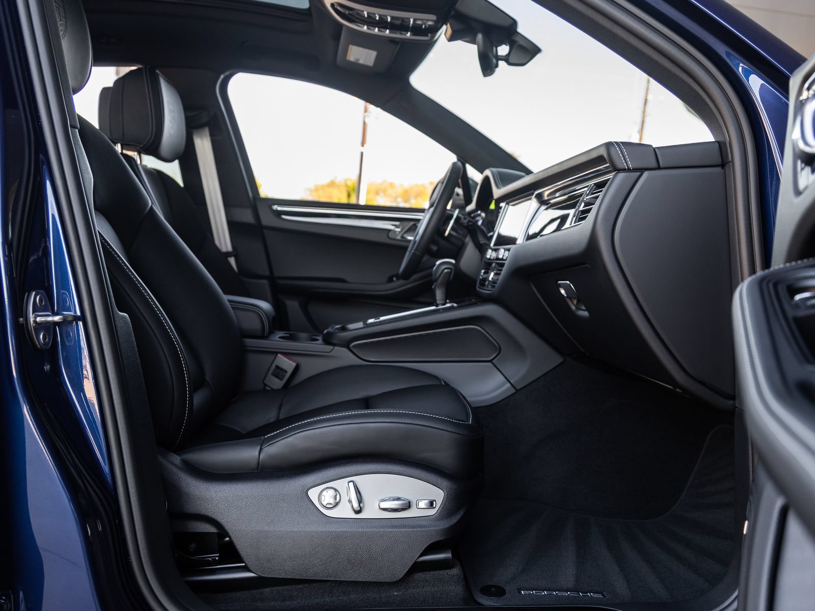 Certified 2026 Porsche Macan Turbo AWD/4WD image 43