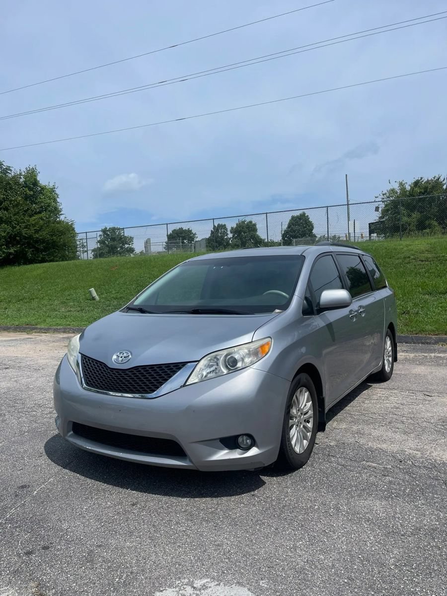 Used 2011 Toyota Sienna XLE w/ Premium Pkg