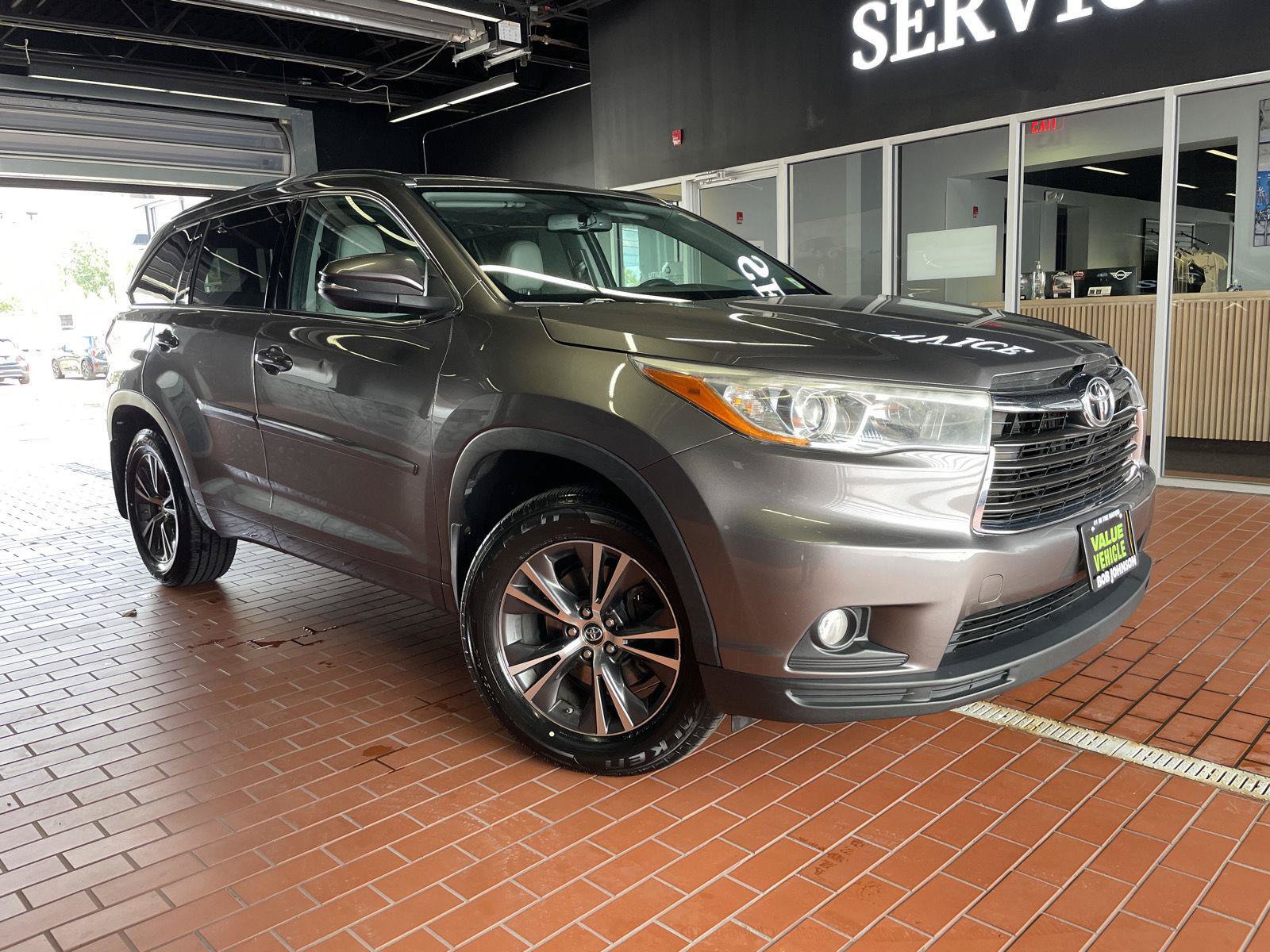 Used 2016 Toyota Highlander XLE AWD/4WD image 1
