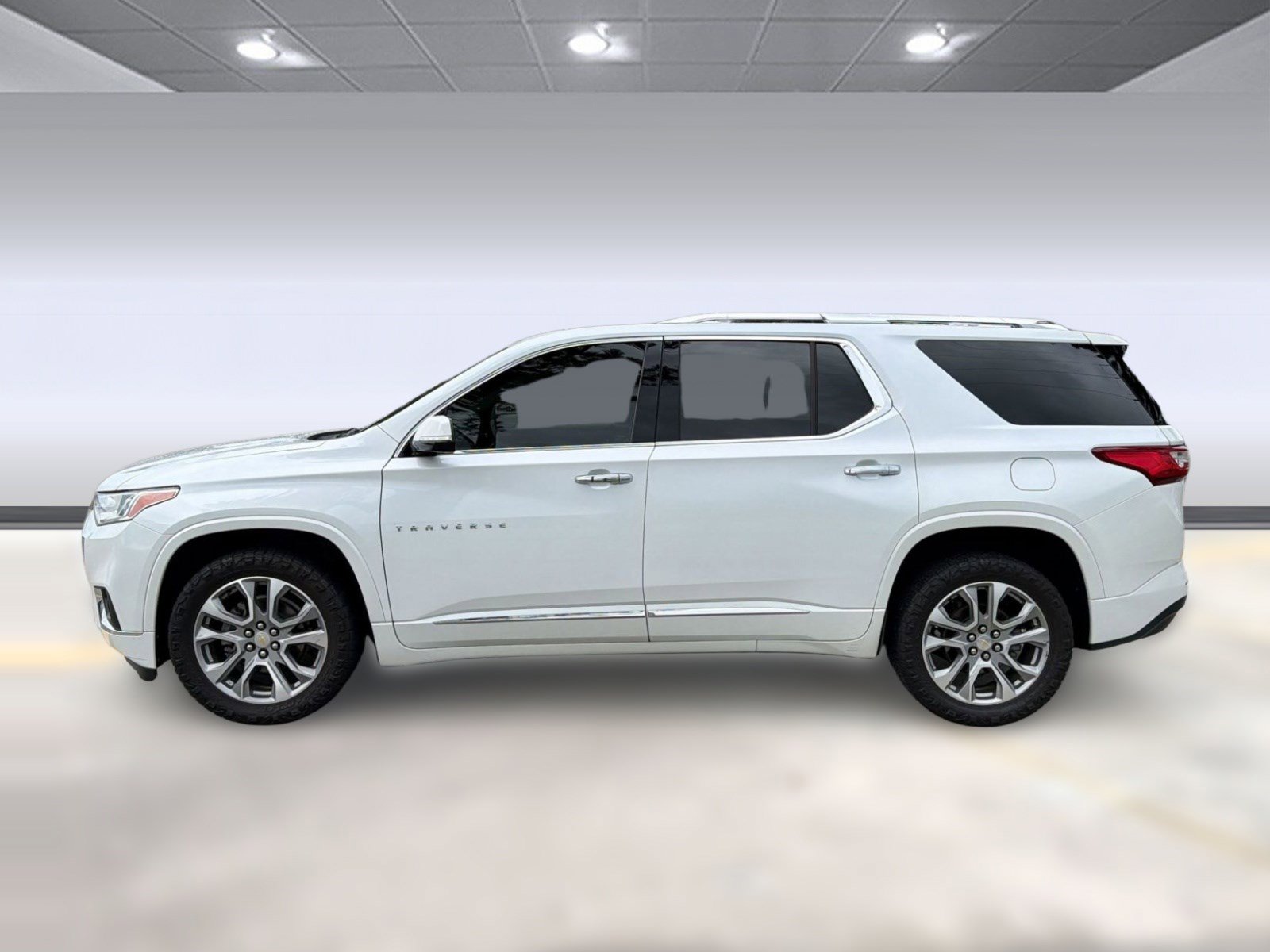 Used 2020 Chevrolet Traverse Premier FWD image 2