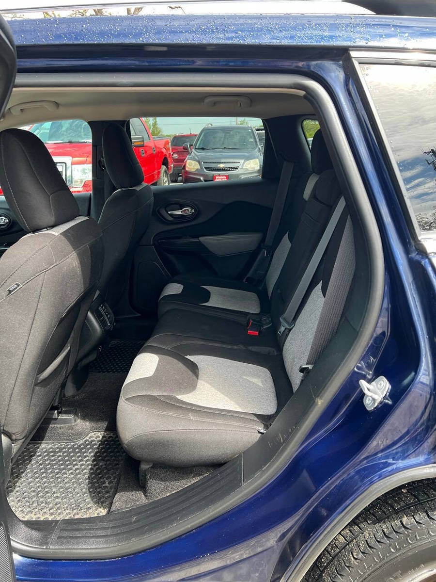 Used 2014 Jeep Cherokee Latitude w/ Cold Weather Group AWD/4WD image 3