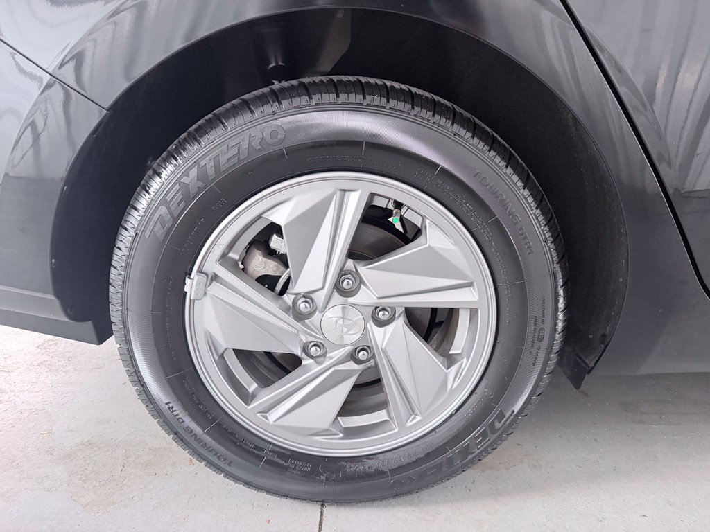 Used 2026 Hyundai Elantra SE FWD image 4