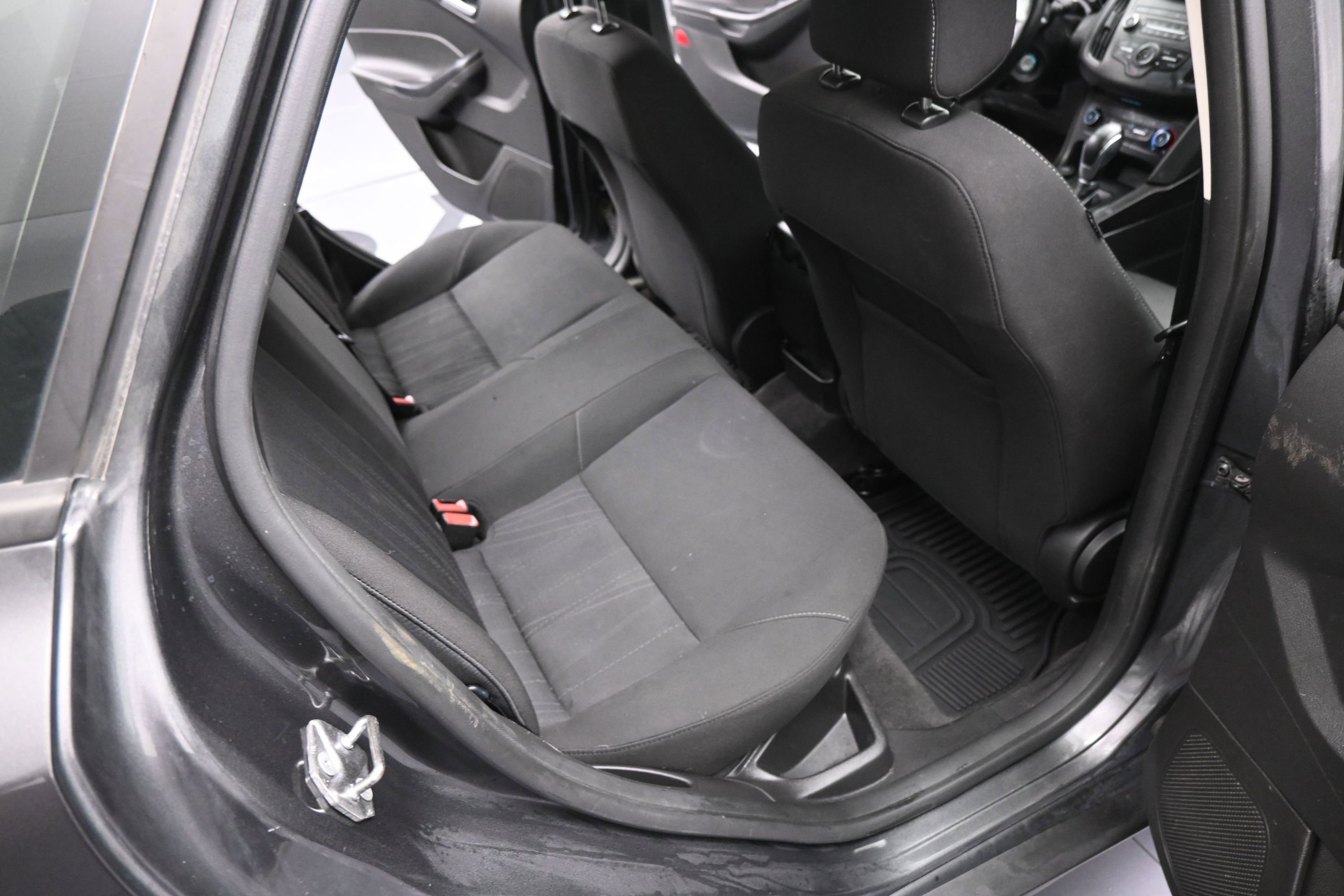 Used 2018 Ford Focus SE w/ Cold Weather Package FWD image 18