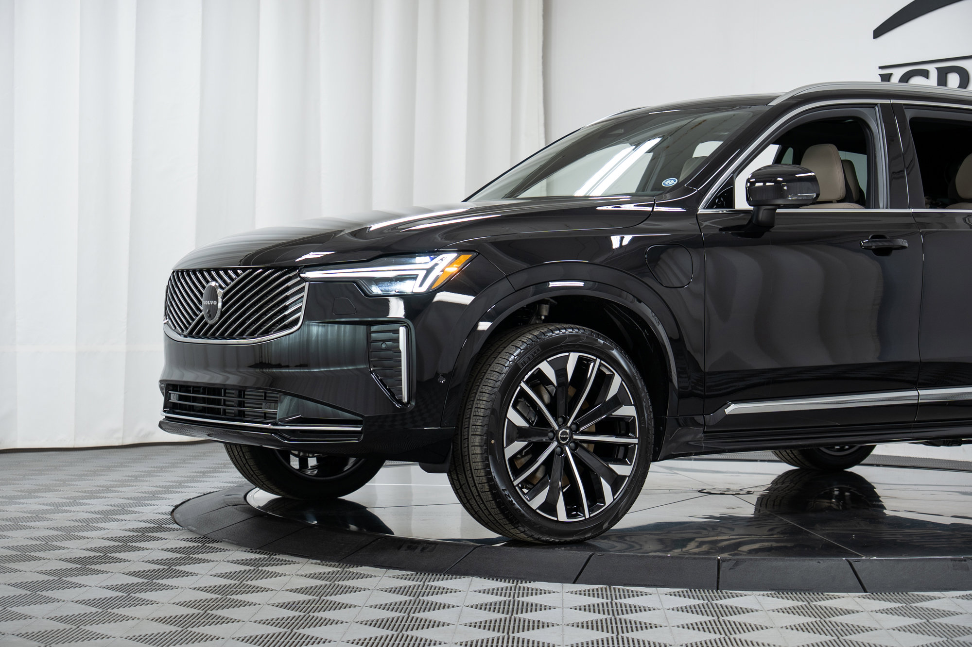 New 2026 Volvo XC90 T8 Plus w/ Protection Package Premier image 26