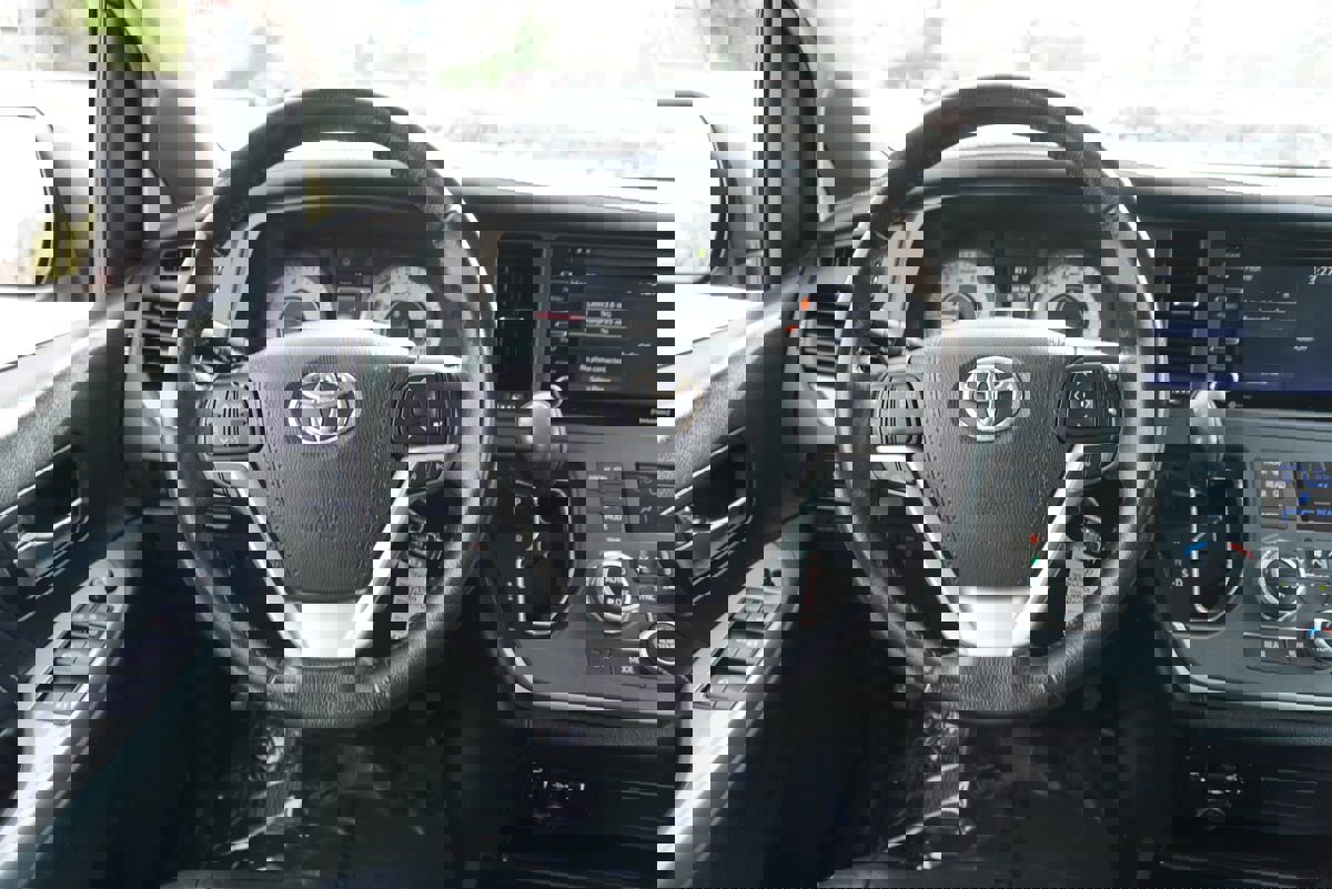 Used 2020 Toyota Sienna SE image 20