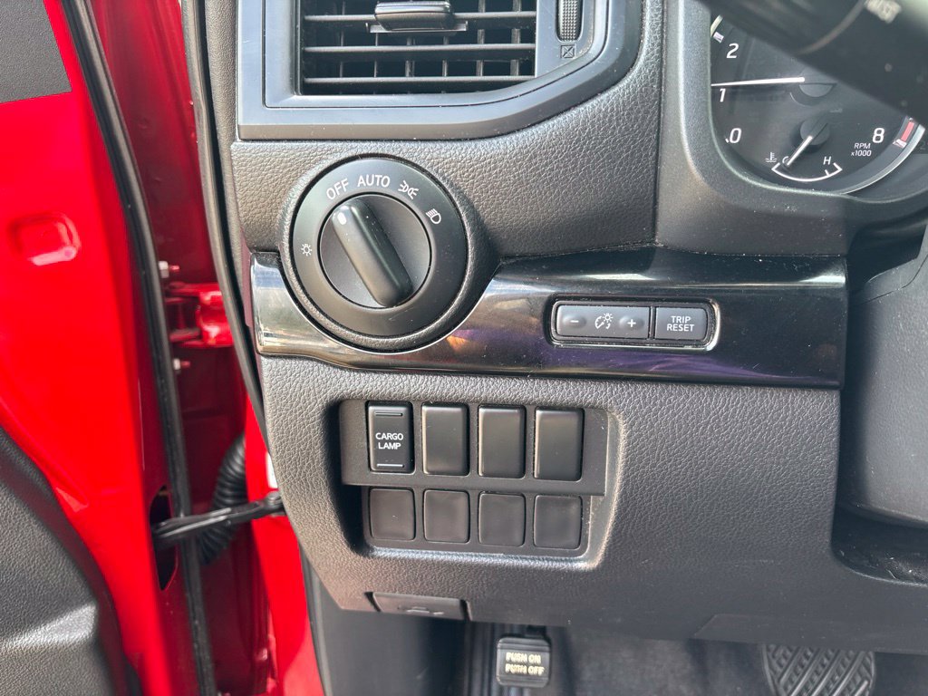 Used 2022 Nissan Titan SV RWD image 13