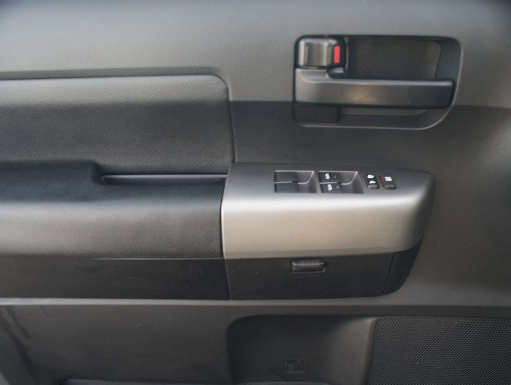 Used 2017 Toyota Sequoia SR5 w/ Sport Appearance Package AWD/4WD image 29