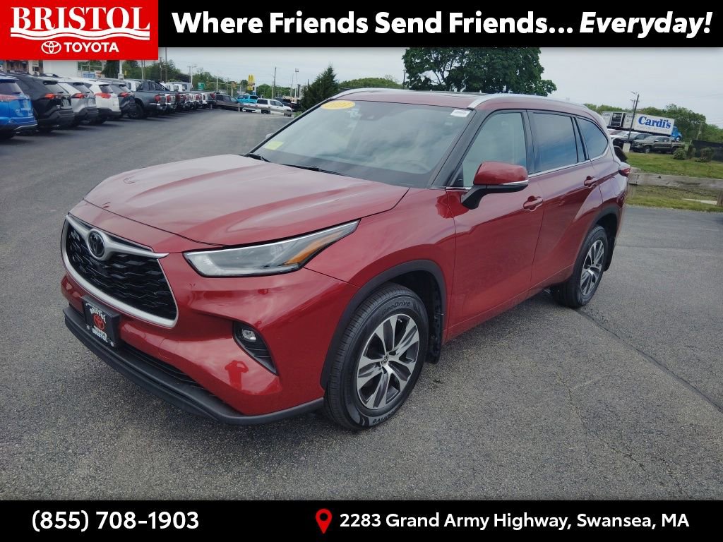 Used 2021 Toyota Highlander XLE AWD/4WD image 3