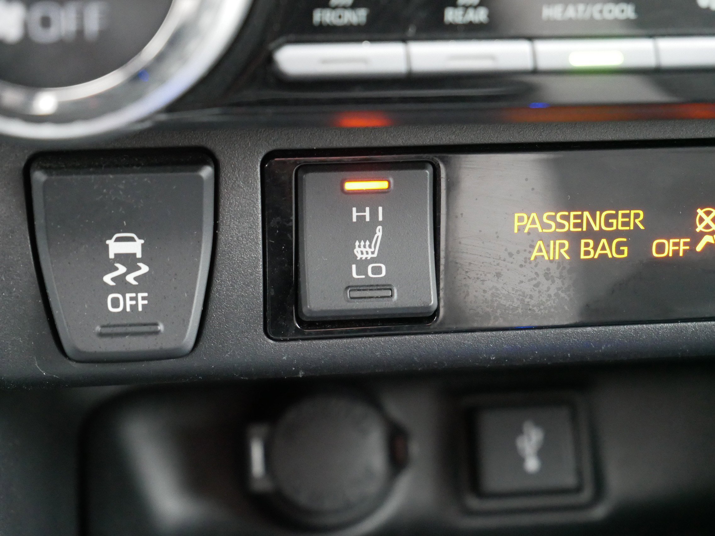 Used 2022 Toyota RAV4 XLE w/ Convenience Package image 28