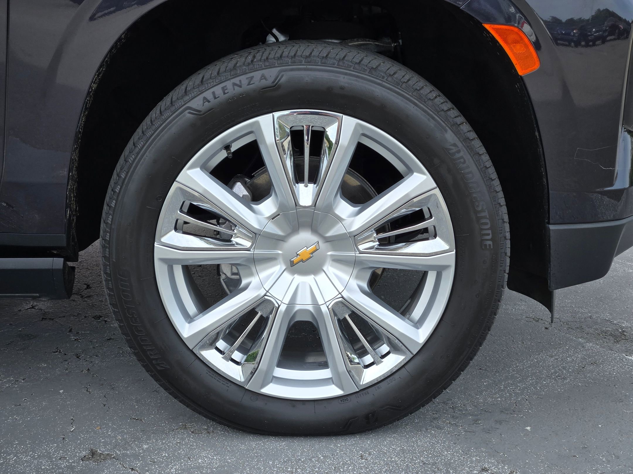 Used 2024 Chevrolet Suburban High Country RWD image 17