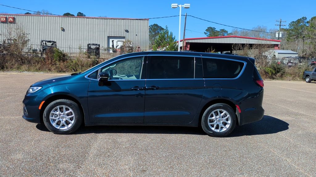 Used 2024 Chrysler Pacifica Touring-L image 8