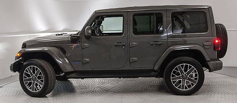 Used 2023 Jeep Wrangler Unlimited Sahara image 5