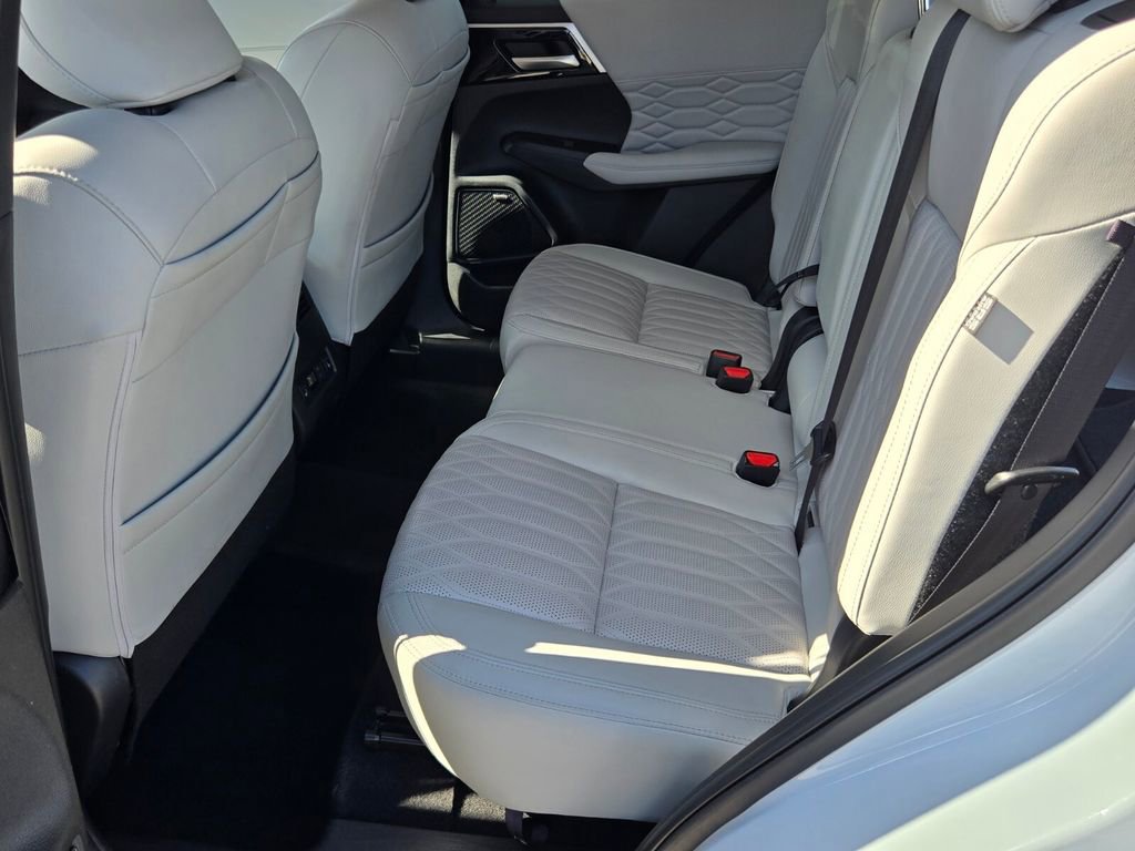 Used 2025 Mitsubishi Outlander SEL image 11