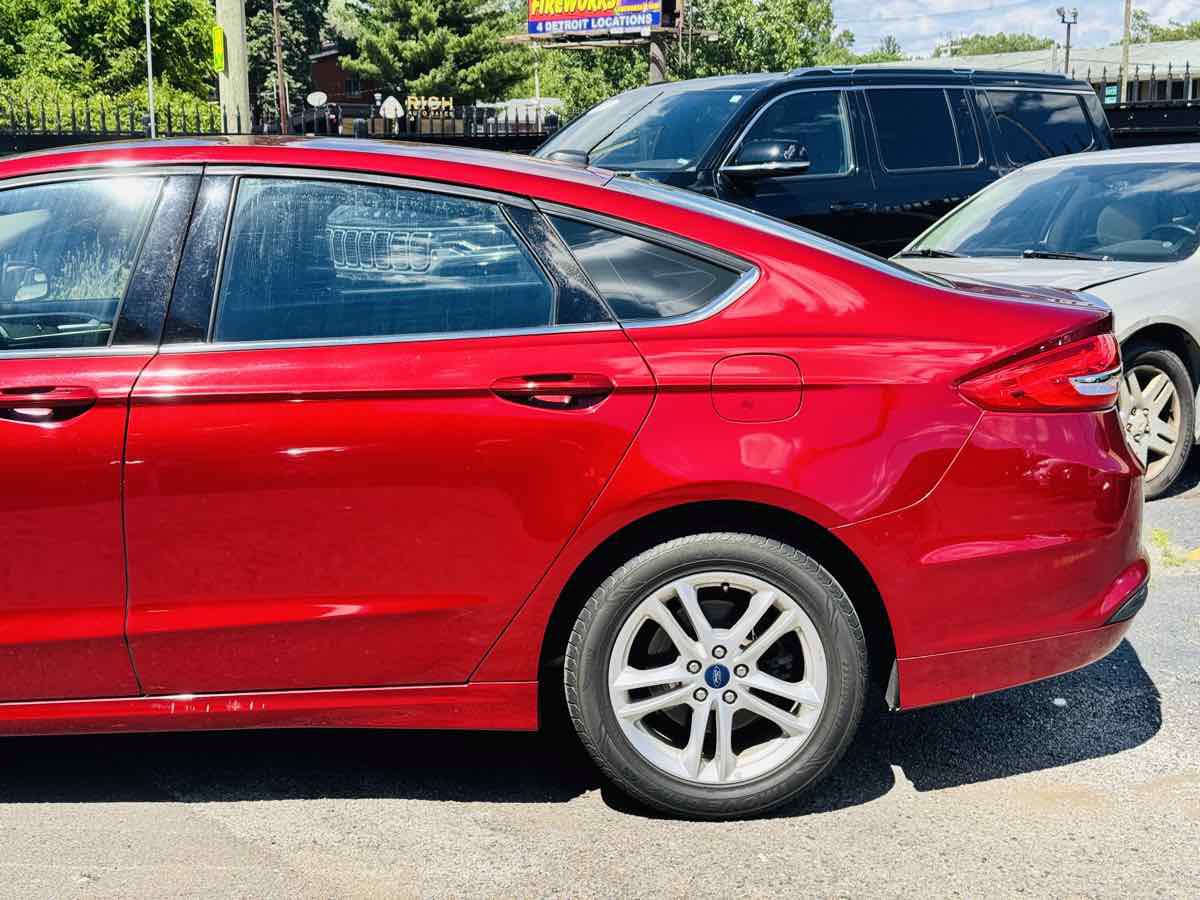 Used 2018 Ford Fusion SE w/ Fusion SE Technology Package FWD image 8