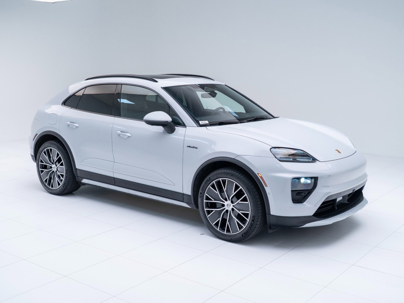 Certified 2025 Porsche Macan Electric image 7