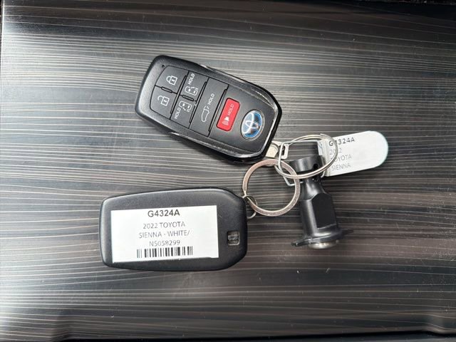 Used 2022 Toyota Sienna Platinum image 31