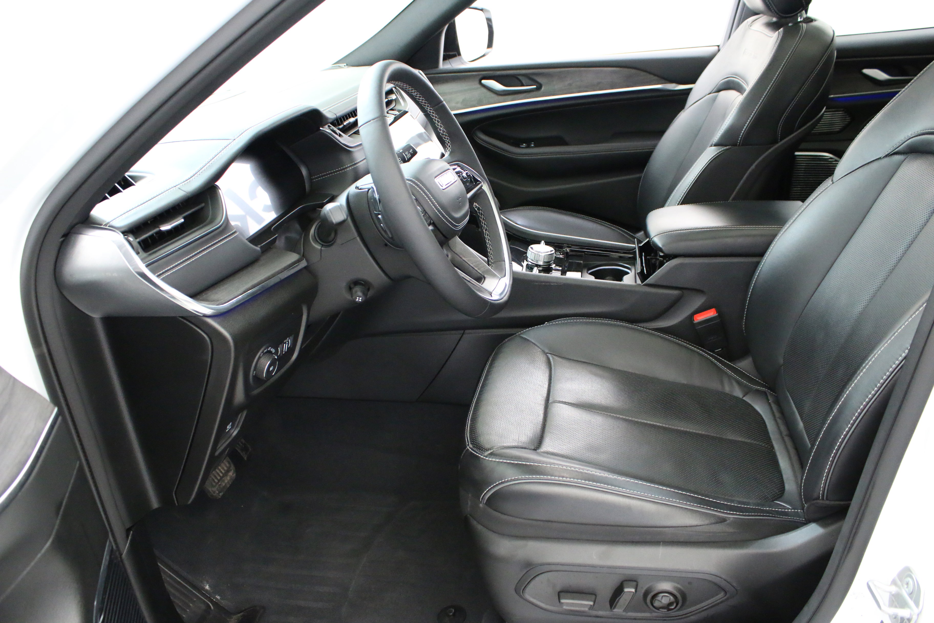 Used 2023 Jeep Grand Cherokee L Overland w/ MOPAR Finishing Package AWD/4WD image 25
