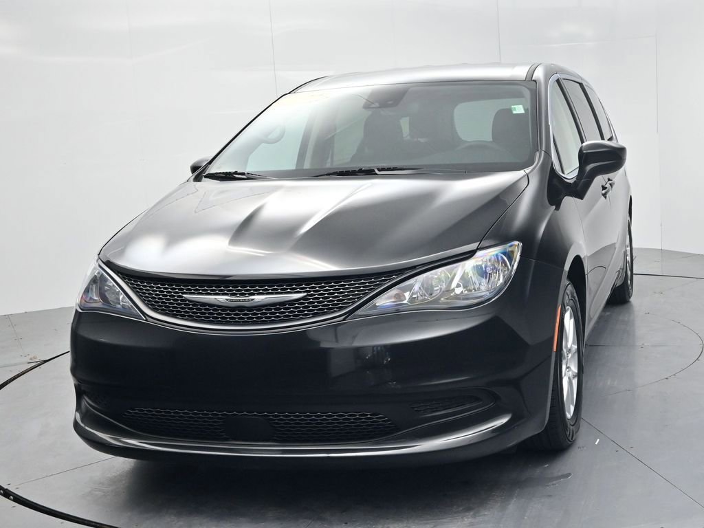 Used 2023 Chrysler Voyager LX image 3