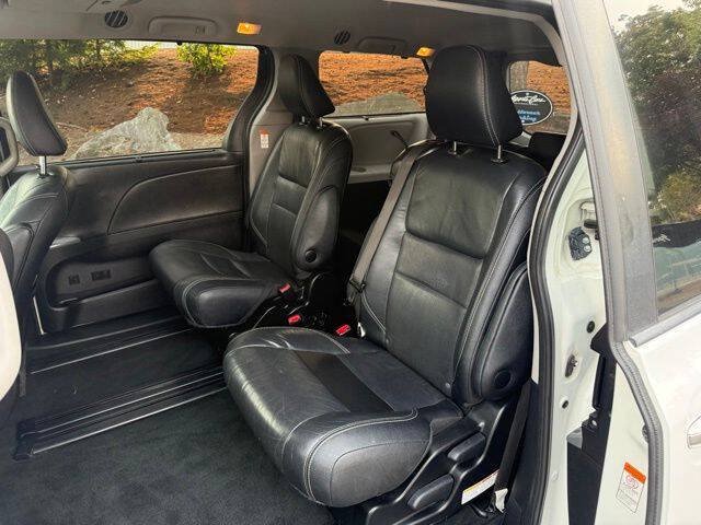 Used 2017 Toyota Sienna SE Premium FWD image 16