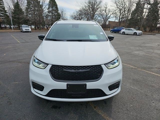 Used 2025 Chrysler Pacifica Limited image 9