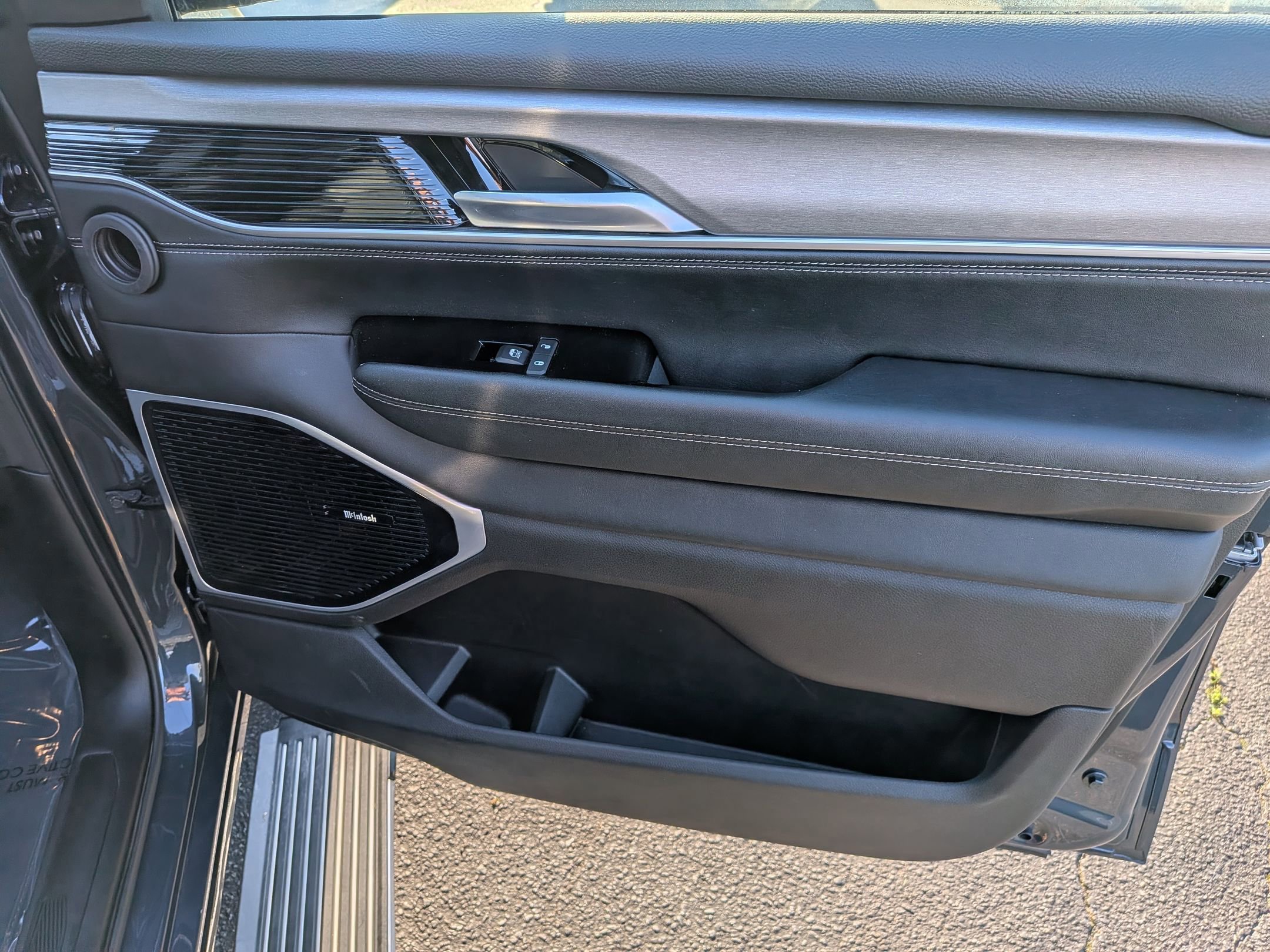 Certified 2025 Jeep Wagoneer Series III w/ Premium Group I image 35