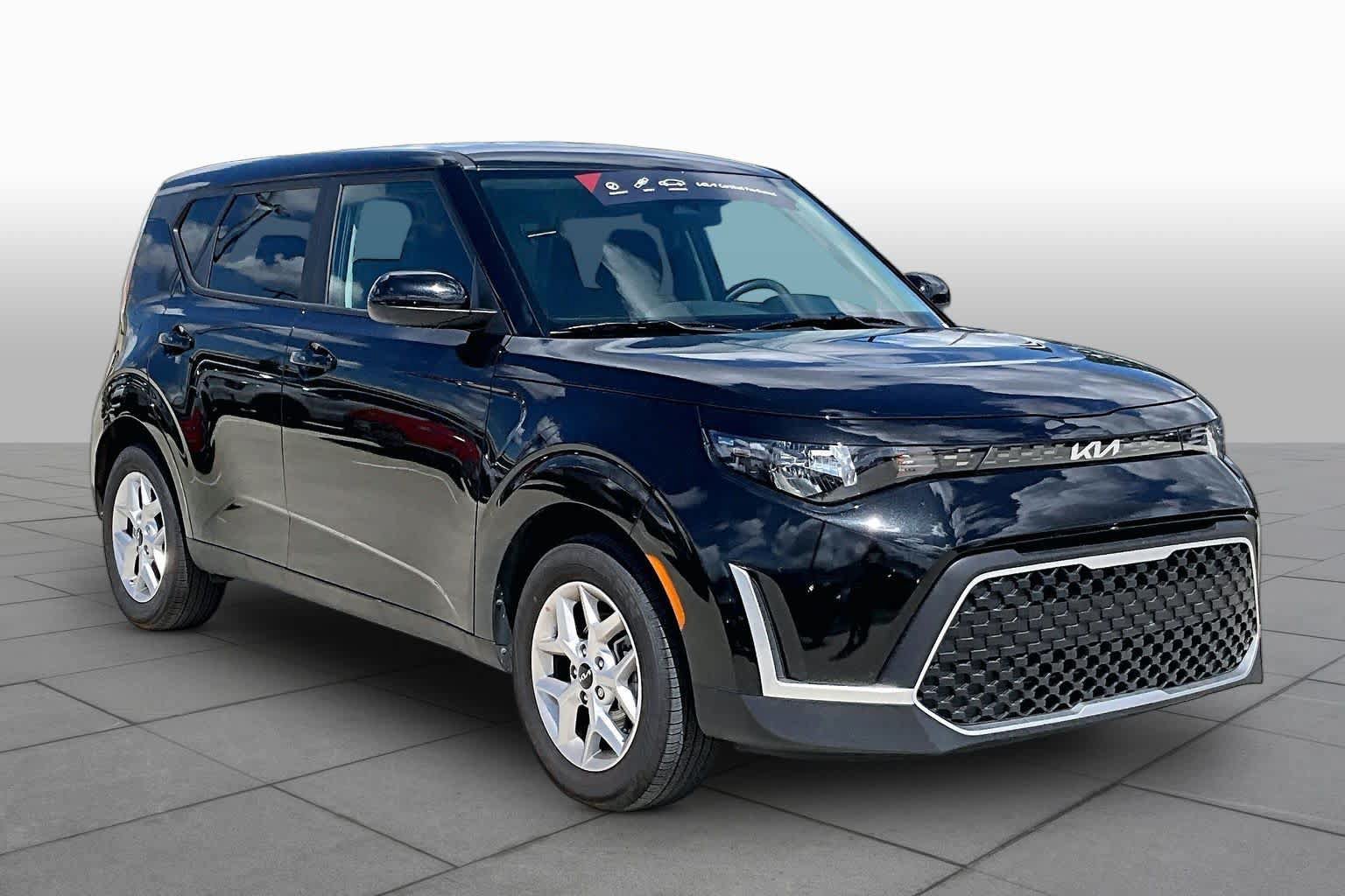 Certified 2025 Kia Soul LX w/ LX Technology Package FWD image 3